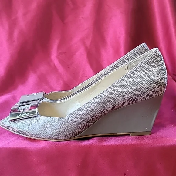 CALVIN KLEIN sz8.5 SUE Neutral Wedge pump peeptoe patent w snake detail - Picture 5 of 11